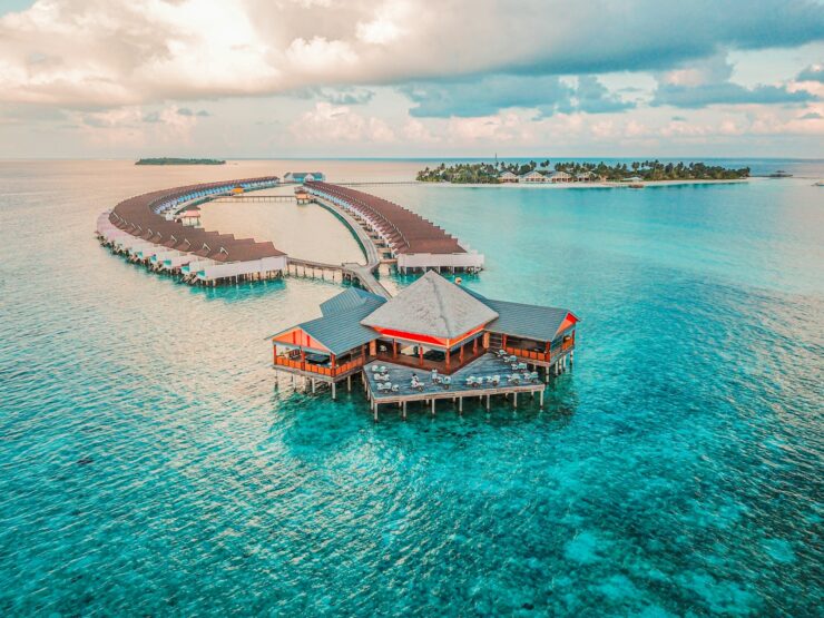 fotografia aérea de quartos de resort e ilha, Rayyu Maldivas
