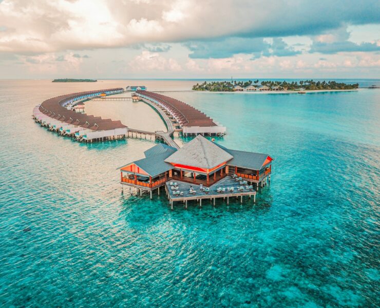 fotografia aérea de quartos de resort e ilha, Rayyu Maldivas
