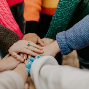 várias pessoas se dando as mãos
