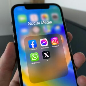 pessoa segurando um smartphone com as mídias sociais na tela