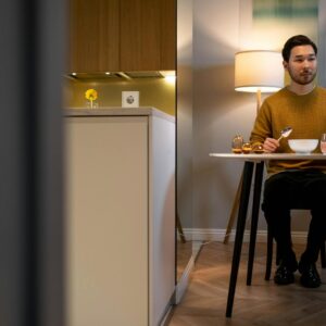 Homem jantando sozinho em casa em uma cozinha moderna desfrutando de uma refeição tranquila