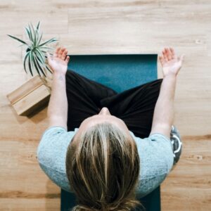 mulher sentada meditando vista de cima, mindfulness