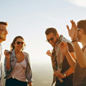 grupo de amigos rindo e se divertindo a luz do dia