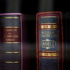 uma coleção de livros clássicos e entre eles Hamlet de William Shakespeare