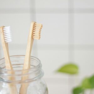duas escovas de dentes em um frasco de vidro