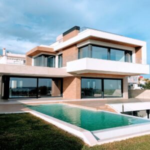 casa com arquitetura moderna e piscina em um dia ensolarado com céu azul