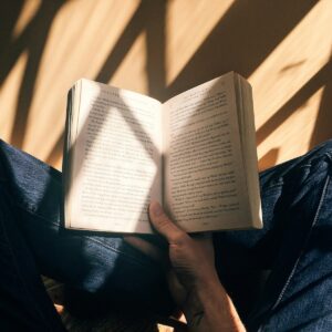 pessoa lendo um livro