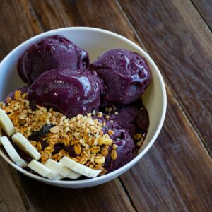 um bowl de acai com granola e banana