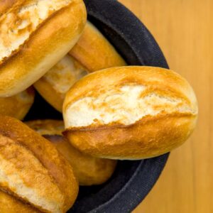 cesta com pães franceses