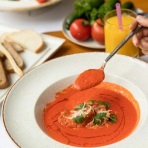 prato de sopa de tomate