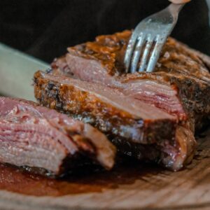garfo e faca cortando uma carne