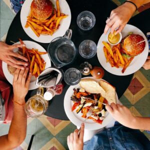 comendo junto à mesa