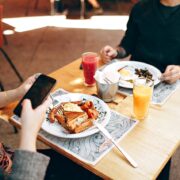 smartphone na mesa de um restaurante