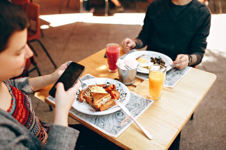 smartphone na mesa de um restaurante