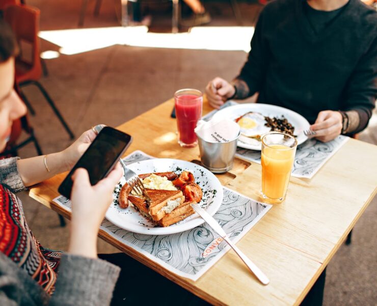 smartphone na mesa de um restaurante