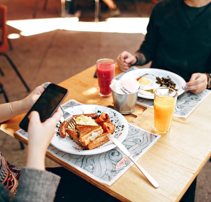 smartphone na mesa de um restaurante