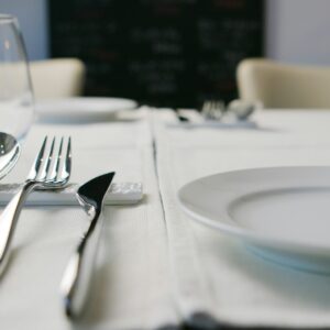 mesa disposta com talheres e pratos