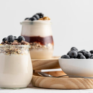 iogurte natural com frutas vermelhas, blueberries