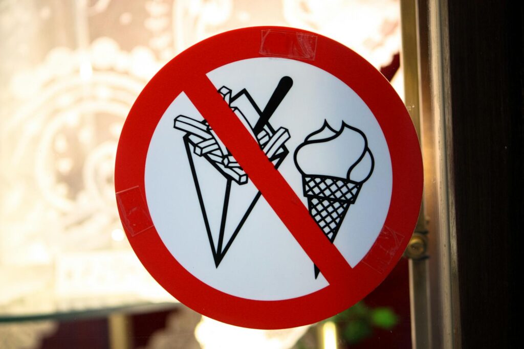 A sign in Brussels shows a prohibition on ice cream and fries in a restaurant setting.