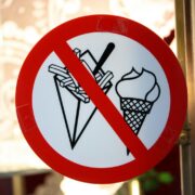 A sign in Brussels shows a prohibition on ice cream and fries in a restaurant setting.