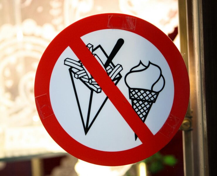 A sign in Brussels shows a prohibition on ice cream and fries in a restaurant setting.