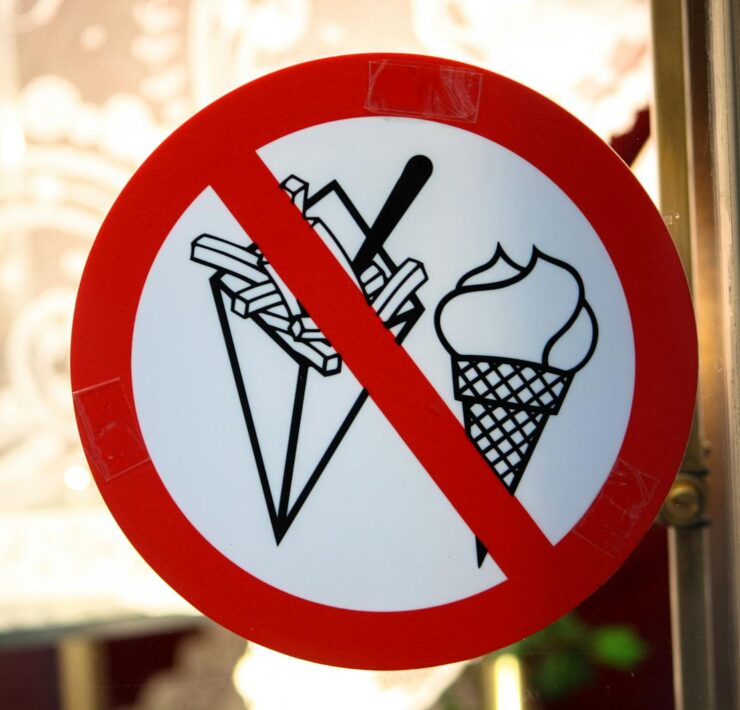 A sign in Brussels shows a prohibition on ice cream and fries in a restaurant setting.