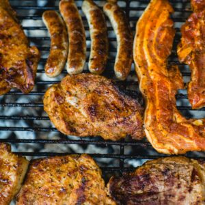 carnes assando em uma grelha, churrasco, churrasqueira