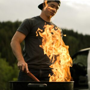 homem fazendo churrasco, fogo