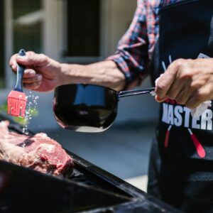 homem fazendo churrasco
