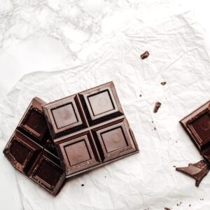 pedaços de uma barra de chocolate amargo