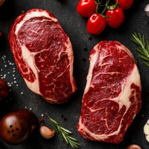 pedaços de carne crua com temperos e legumes