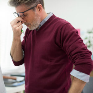 homem se sentindo mal, náusea
