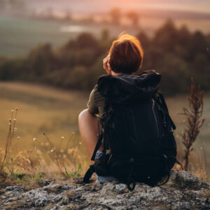 mulher sentada na natureza pensando