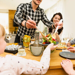 family eating together, família comendo junto