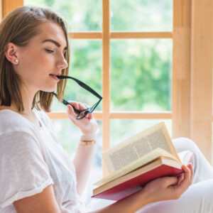 mulher lendo um livro com curiosidade