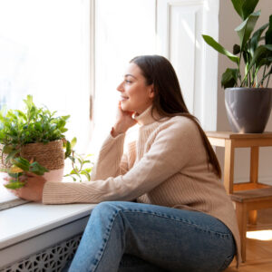 mulher sentada no sofá com olhar perdido