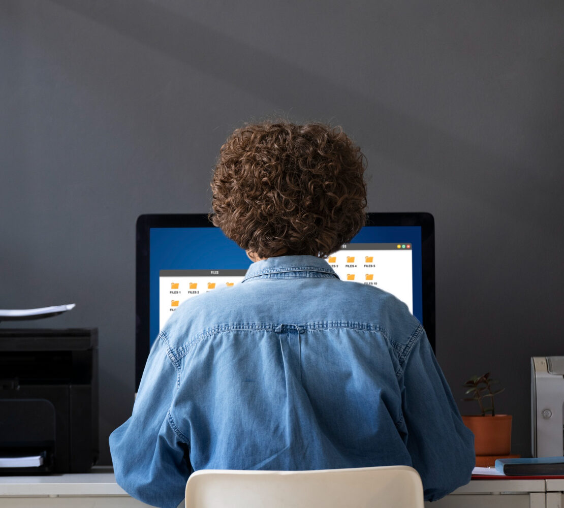 homem sentado no escritório em frente a um computador
