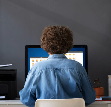 homem sentado no escritório em frente a um computador
