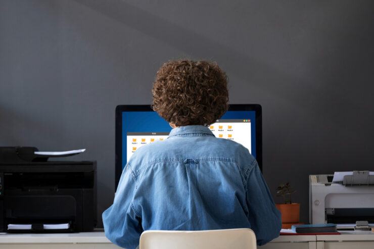 homem sentado no escritório em frente a um computador