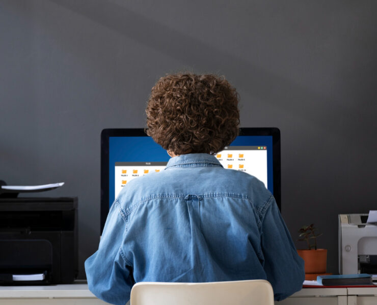 homem sentado no escritório em frente a um computador