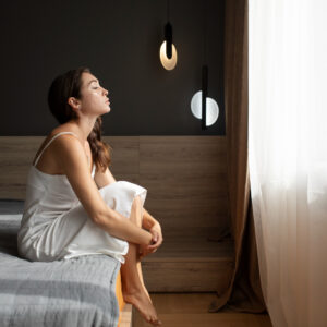 mulher relaxando sentada na cama