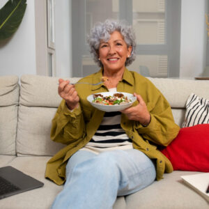 old woman eating, mulher na terceira idade se alimentando