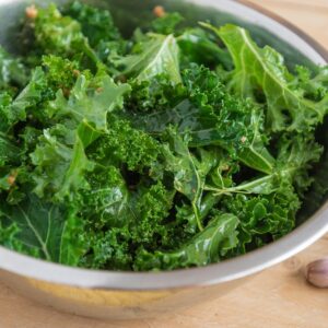 kale, garlic, chips from kale, leaves, cabbage, a vegetable, fluted leaves, vegetables, healthy, iron, lettuce, nature, green
