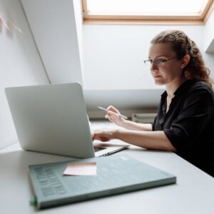 mulher motivada trabalhando com um computador