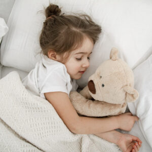 criança de 5 anos dormindo