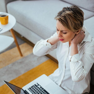 mulher com a mão no pescoço, dor na cervical