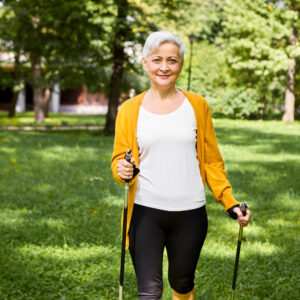 mulher de idade caminhando no parque