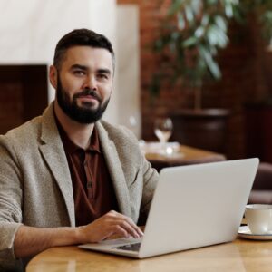 homem sentado em frente a um computador