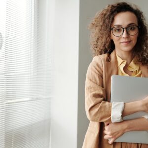 mulher no escritório segurando uma pasta