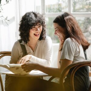 duas mulheres conversando e rindo